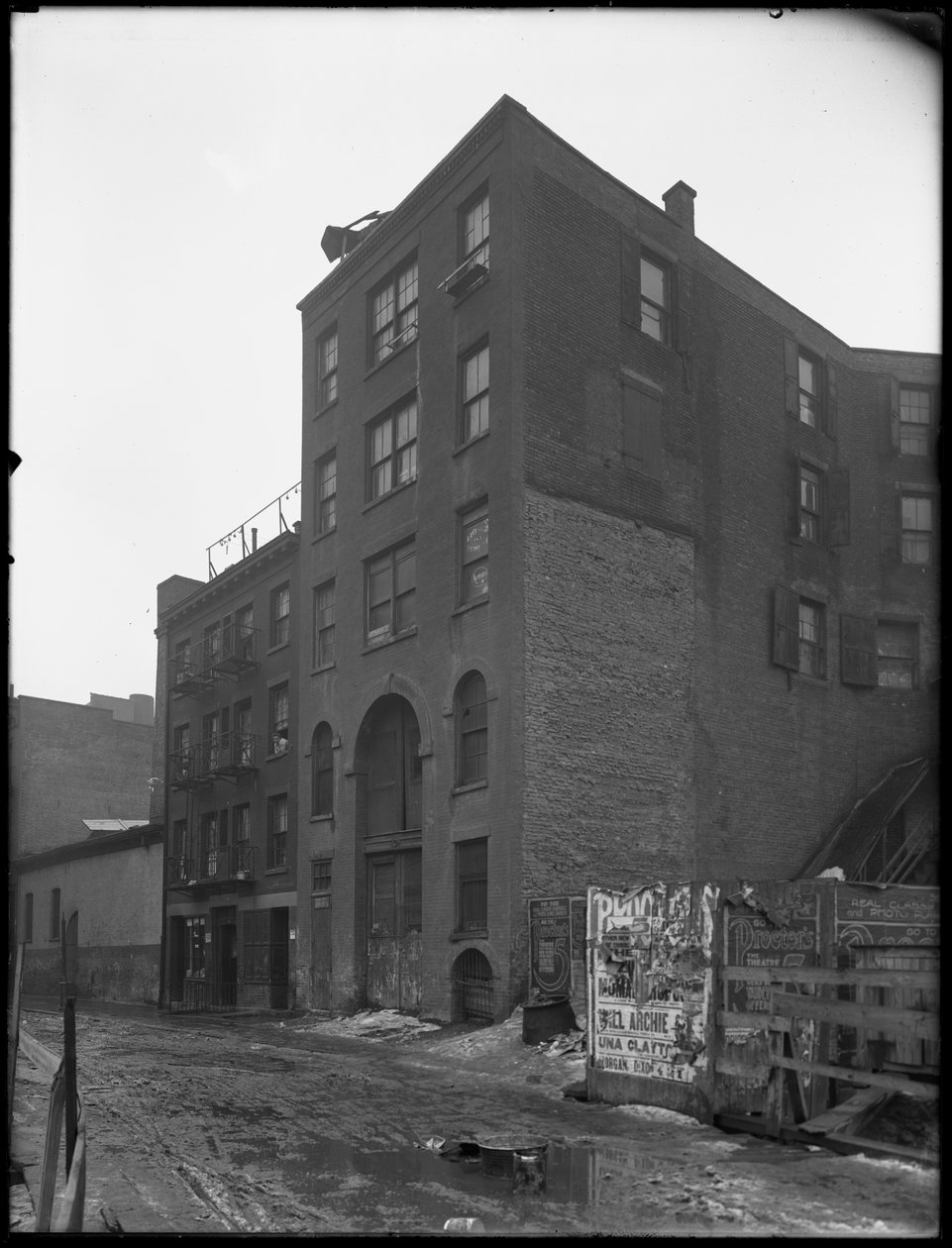 63 Downing Street, New York City, 18. februar 1916 af William Davis Hassler