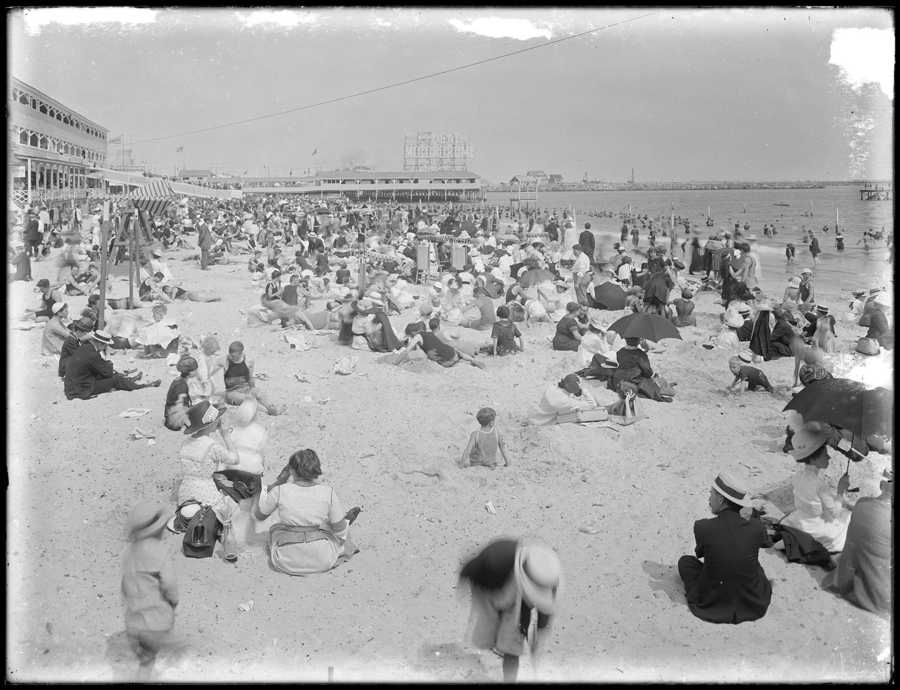 Badende ved Brighton Beach, Brooklyn, 3. august 1912 af William Davis Hassler