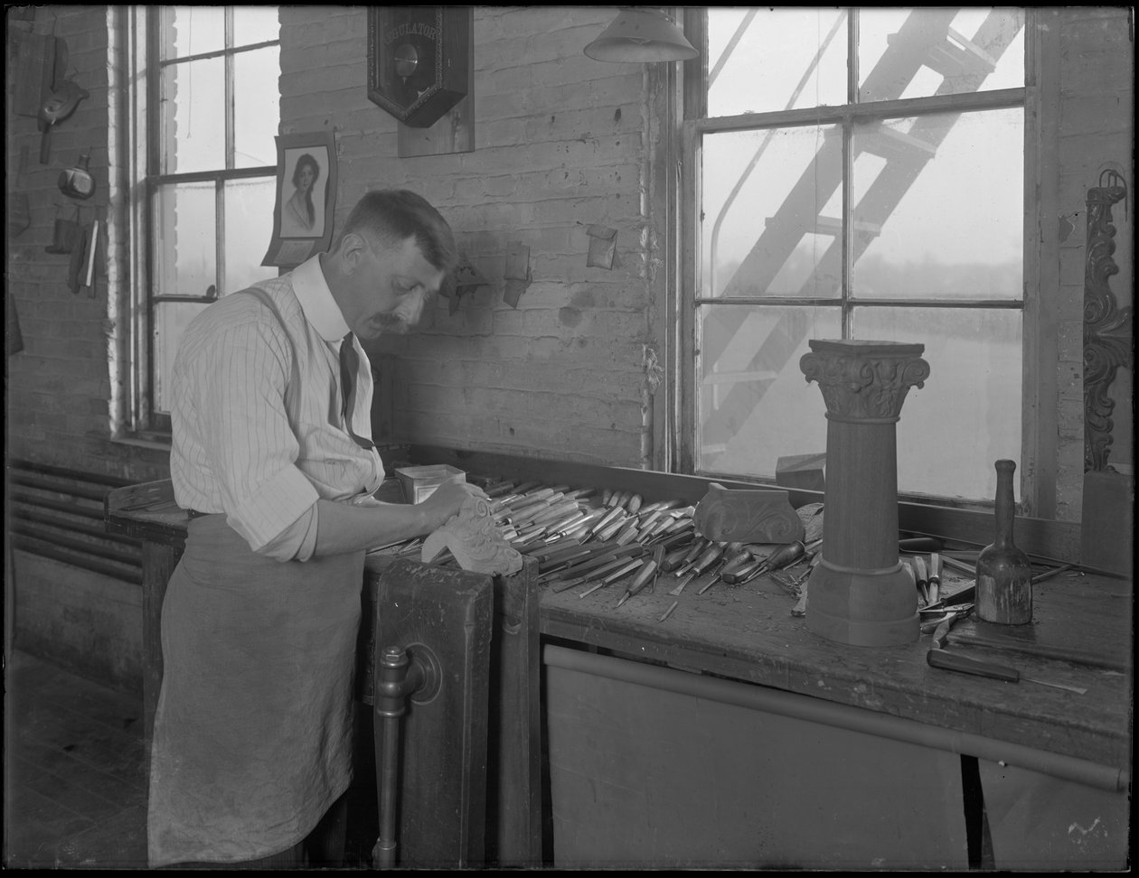 Snedker arbejder på kisteornamenter, Oneida, New York, 3. april 1916 af William Davis Hassler