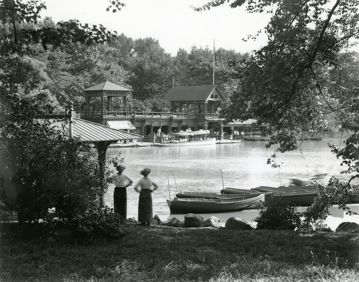 Central Park Boat House, ca. 1910-21 af William Davis Hassler