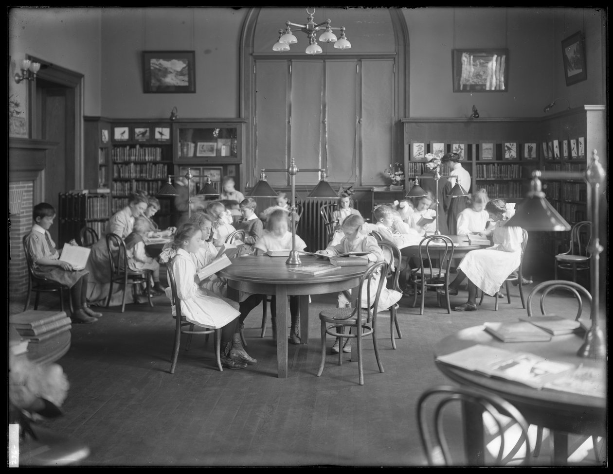 Børn læser i læsesalen i en uidentificeret afdeling af Queens Borough Public Library, ca. 1910 af William Davis Hassler