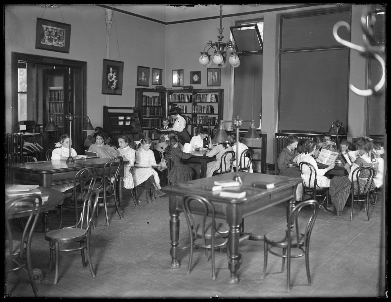 Børn læser i læsesalen i en uidentificeret afdeling af Queens Borough Public Library, ca. 1910 af William Davis Hassler
