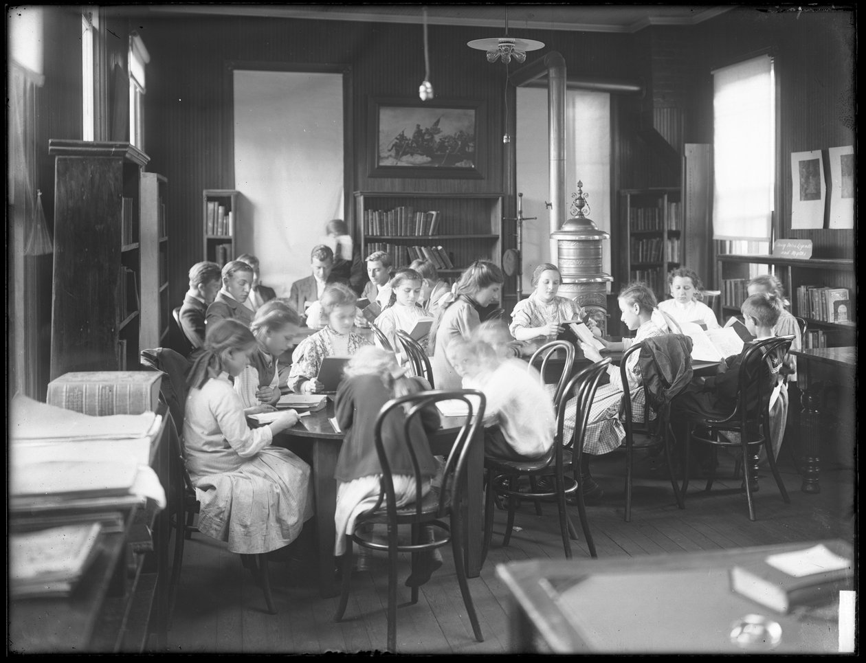 Børn læser i læsesalen i en uidentificeret afdeling af Queens Borough Public Library, ca. 1910 af William Davis Hassler