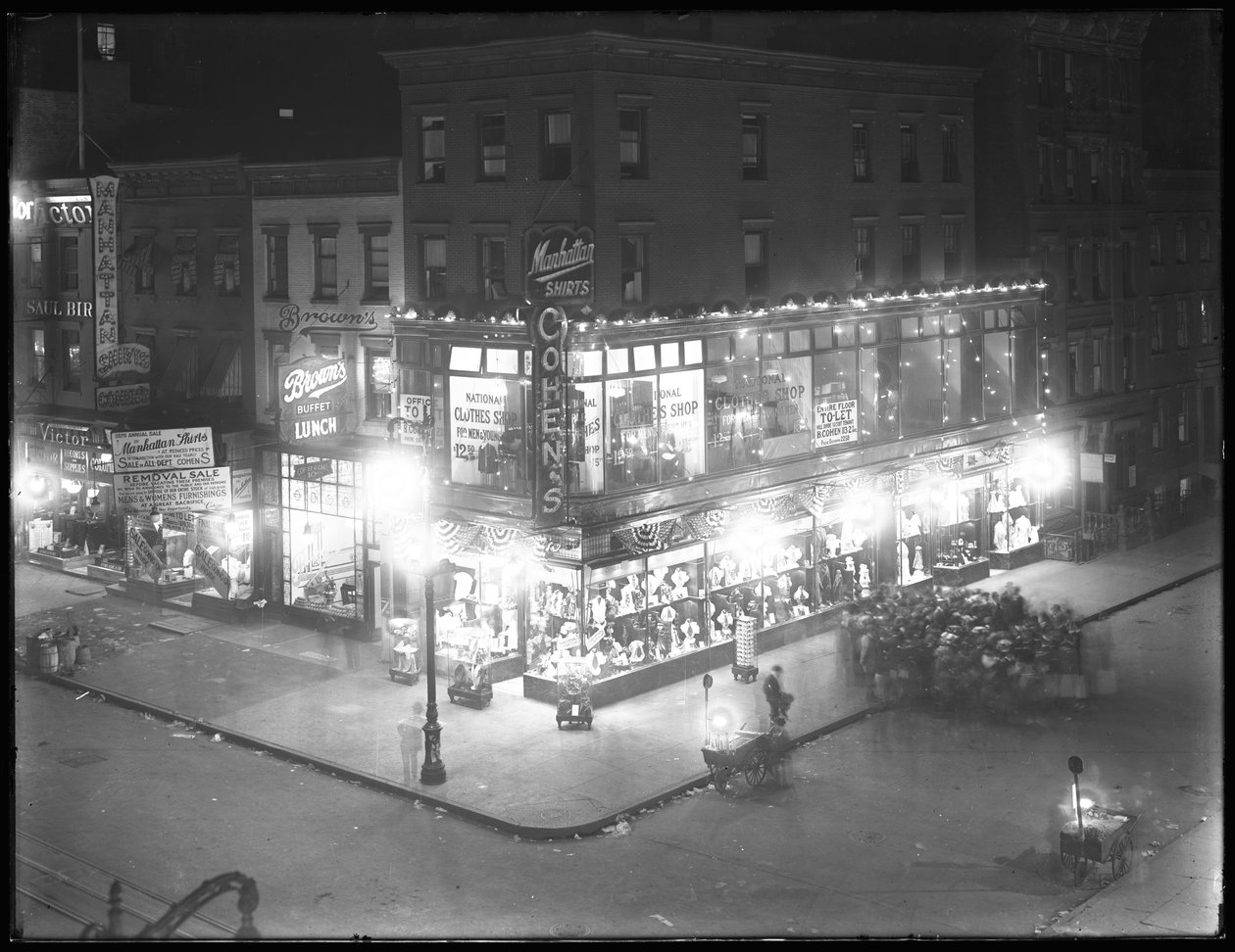 Cohens tøjbutik med oplyste udstillingsvinduer, Second Avenue og 7th Street, New York City, 16. september 1916 af William Davis Hassler