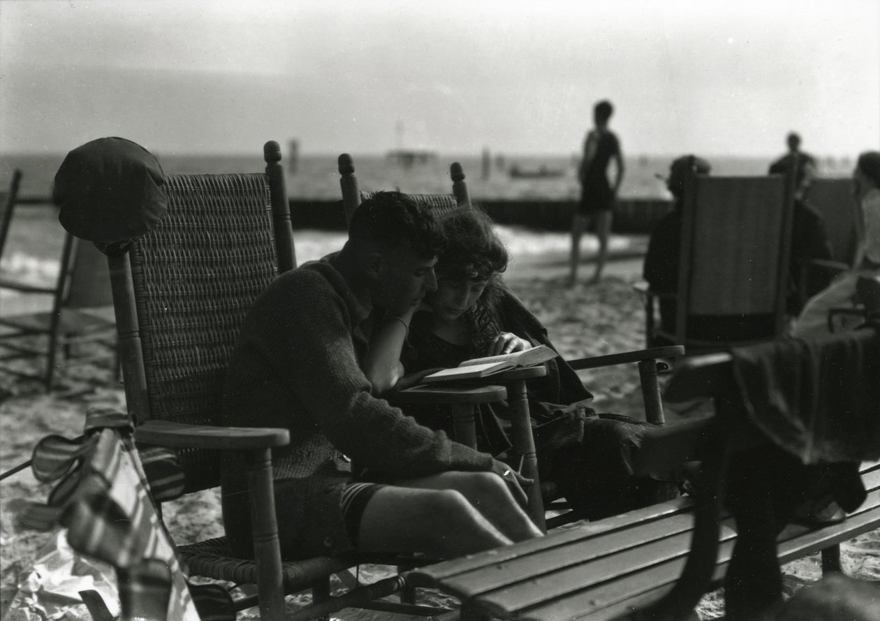 Par læser på stranden, Coney Island, ca. 1910-21 af William Davis Hassler