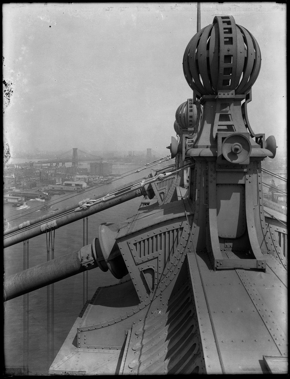 Detalje af finials på toppen af Manhattan Bridge, 25. august 1914 bw foto af William Davis Hassler