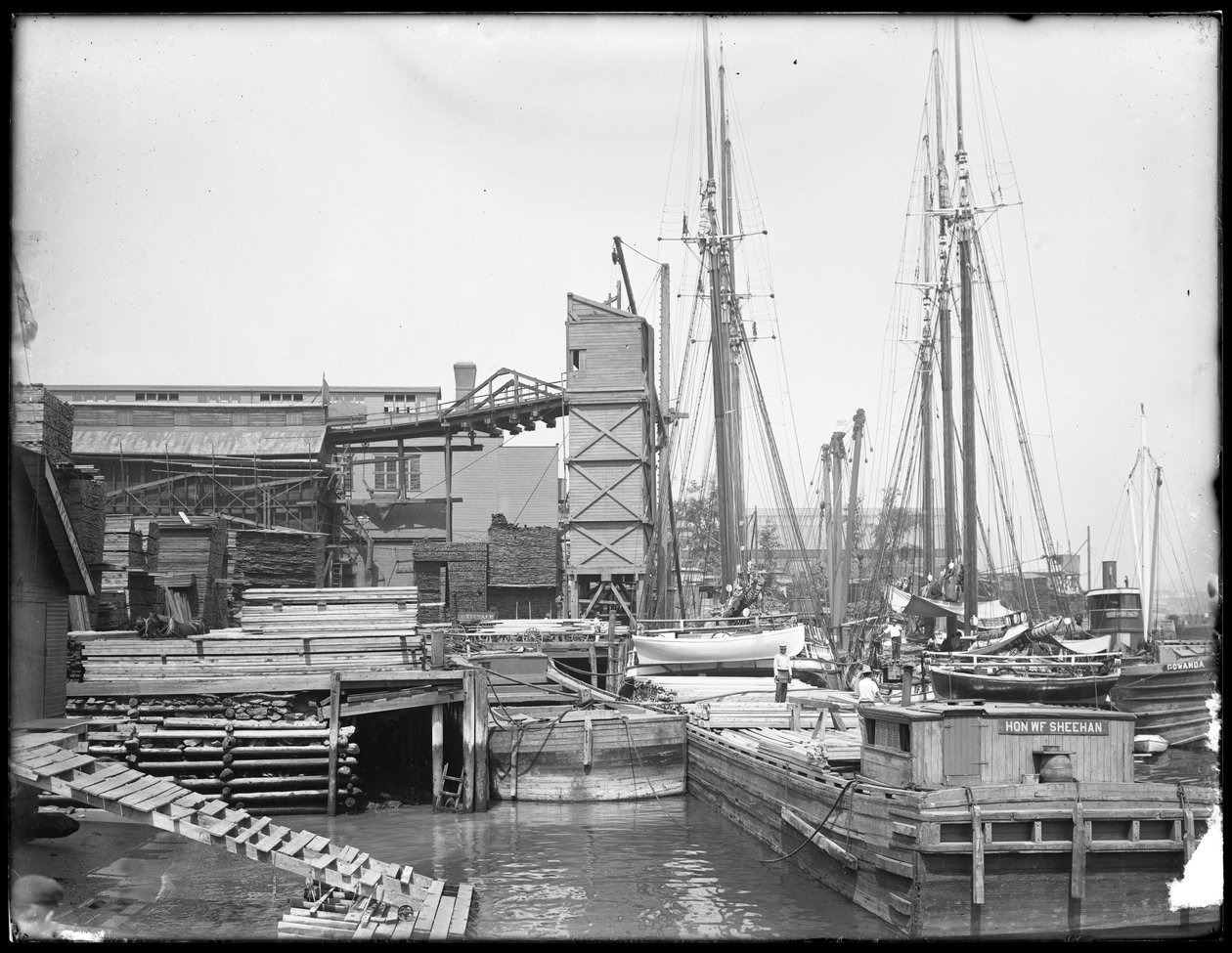 Kajer og både på uidentificeret havnefront, muligvis Harlem River, Inwood, New York, ca. 1910 af William Davis Hassler