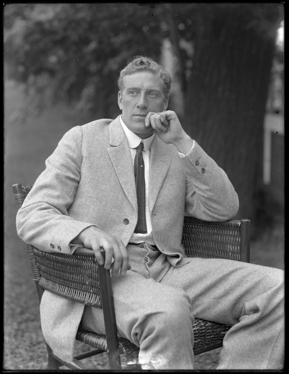 Den engelske bokser William Thomas Wells (Bombardier Billy Wells), siddende i tweeddragt, ca.1911 af William Davis Hassler