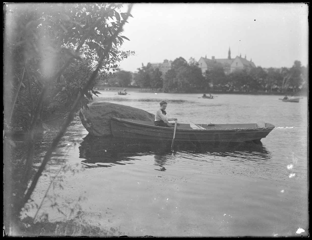 Ethel Gray Magaw Hassler i en robåd, Central Park, ca. 1912. af William Davis Hassler