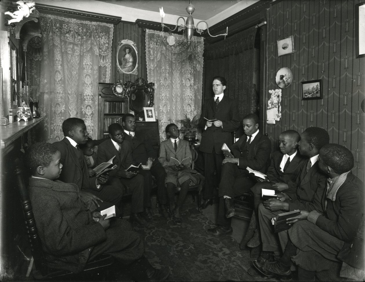 Evangelistkomiteen underviser en gruppe af unge afroamerikanske mænd og drenge hos fru Bostick, 72 West 99th Street, hvor Rockwood underviser en gruppe af unge afroamerikanske mænd og drenge. 31. marts 1916 af William Davis Hassler
