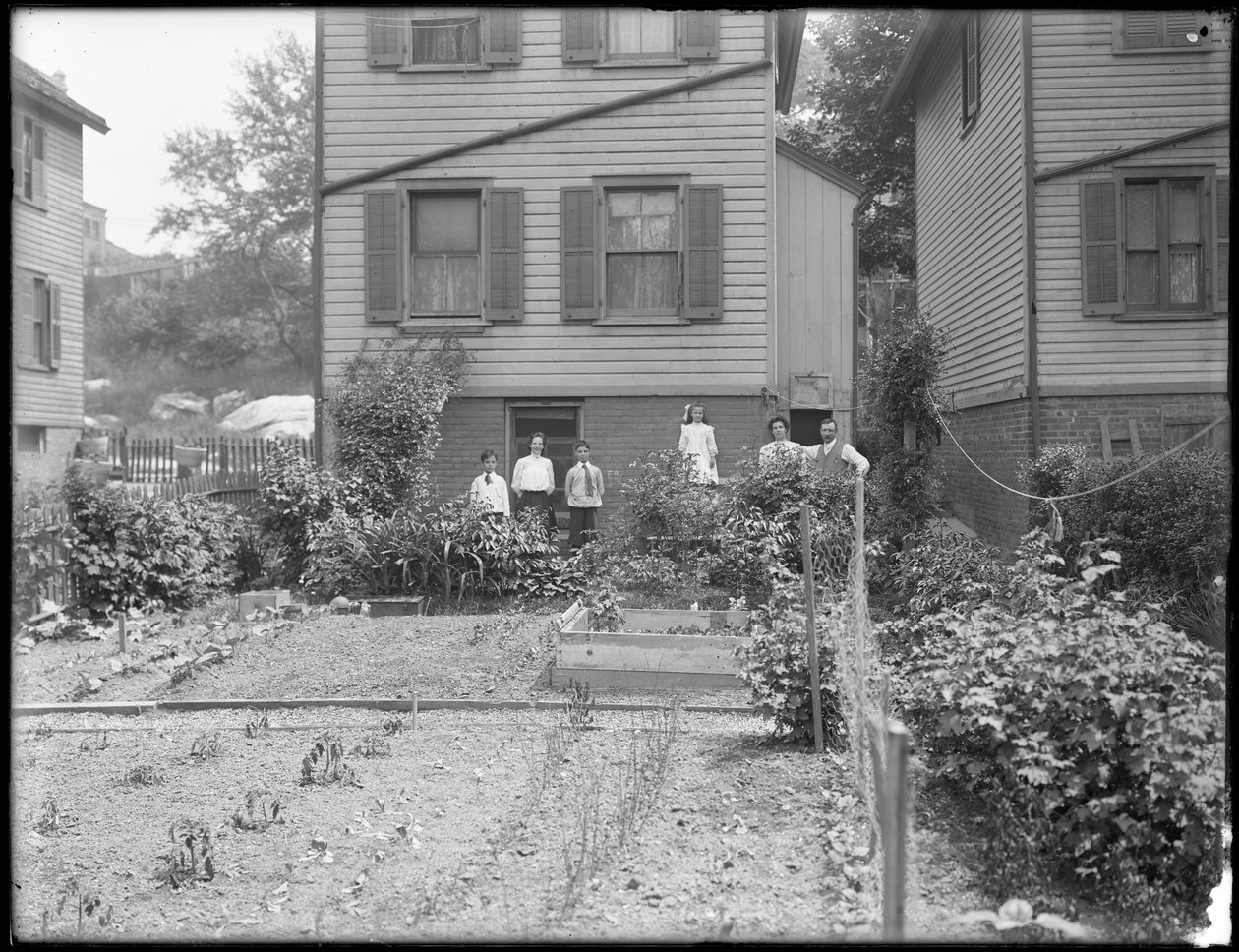 Familie poserer ved siden af deres baghave køkkenhave, Inwood, New York, ca. 1910 af William Davis Hassler