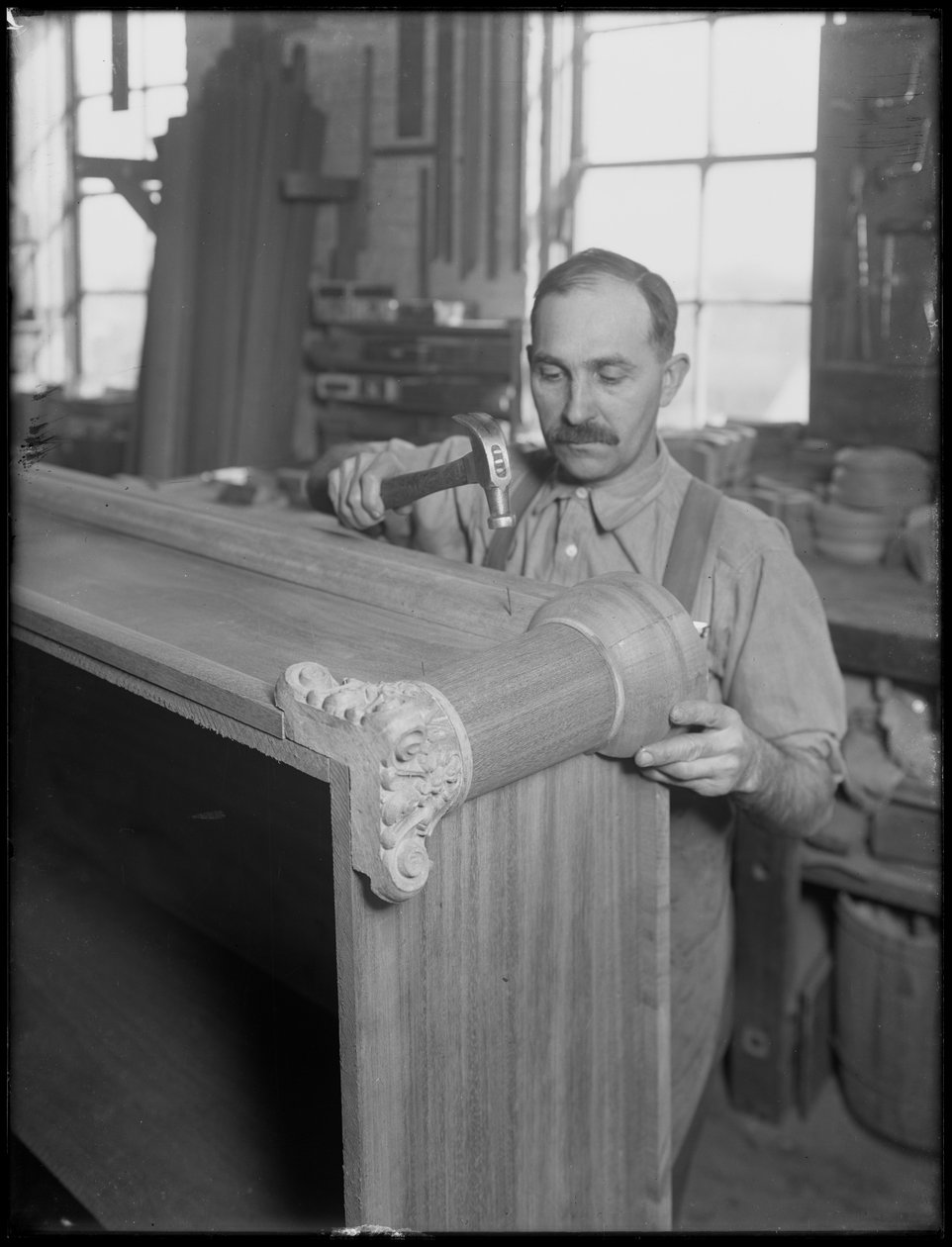 Montering på ornamentet af en trækiste, Oneida, New York, 3. april 1916 af William Davis Hassler