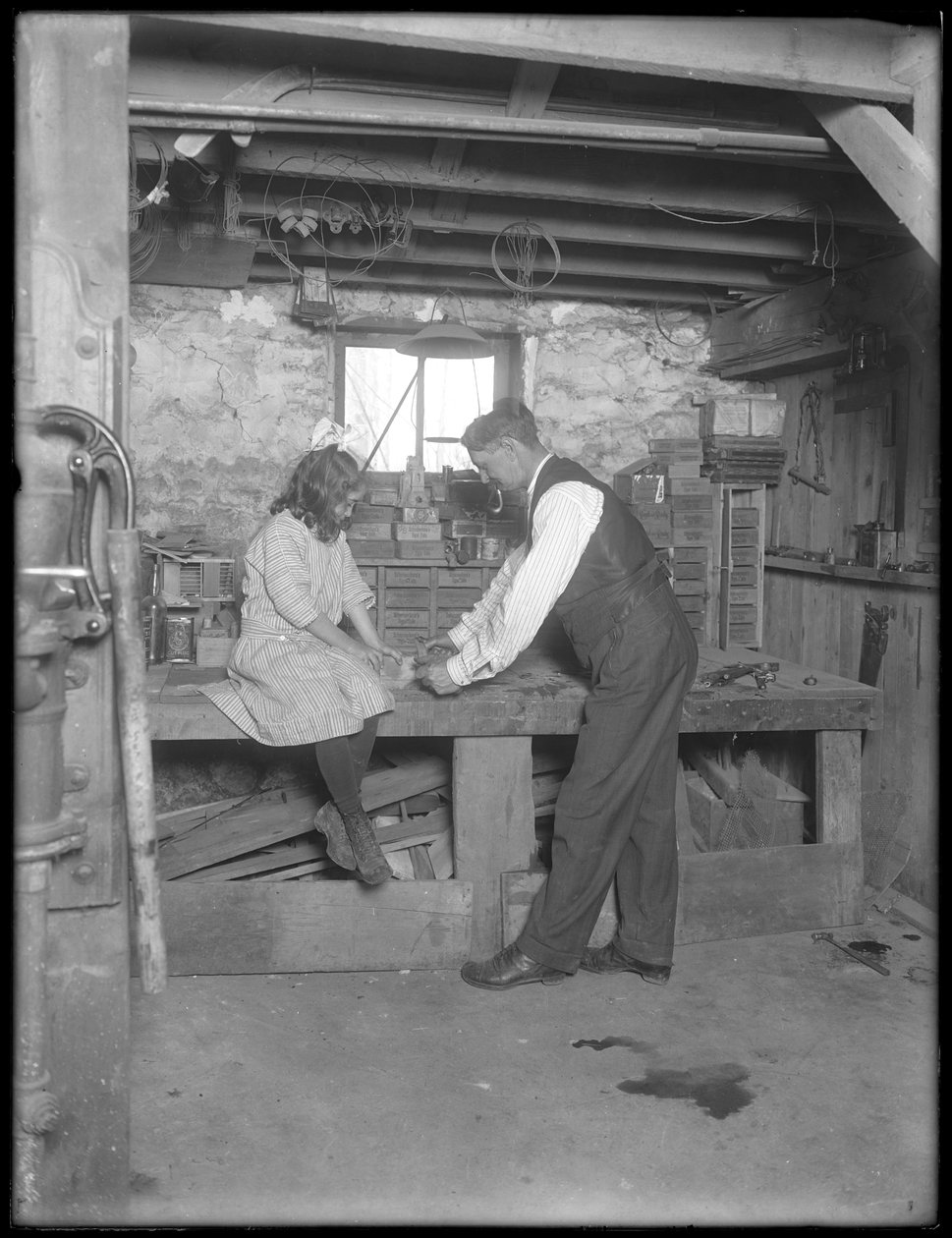 Frank P. Hassler og Mary Hassler i kælderen, Glen Ellyn, ca. 1912 af William Davis Hassler