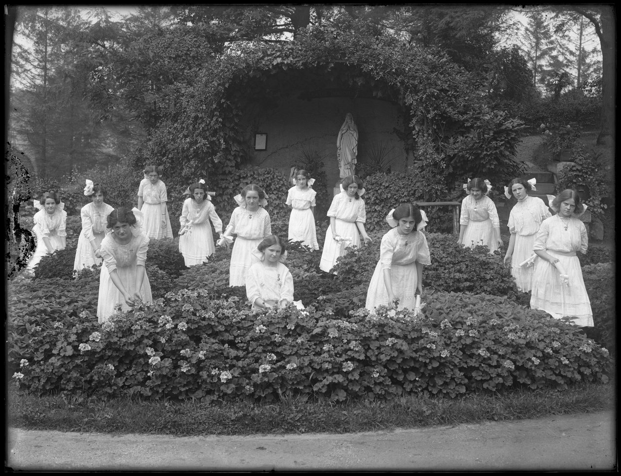 Afgangsklasse af piger fra det romersk-katolske forældreløse asyl i blomsterhaven foran Jomfru Marias grotte, 1912 bw foto af William Davis Hassler