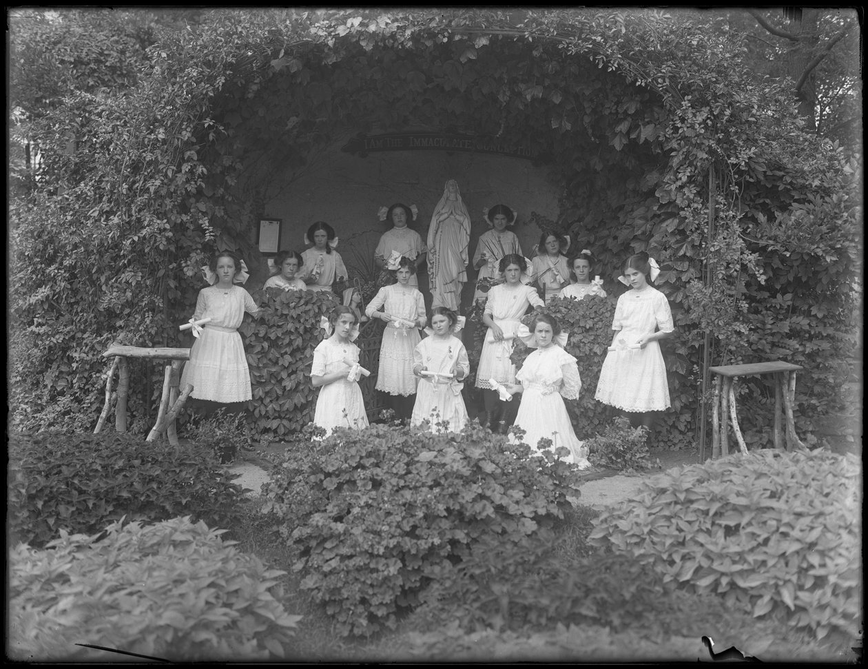 Afgangsklasse af piger fra det romersk-katolske forældreløse asyl stillede op foran grotten med deres diplomer, 1912 af William Davis Hassler