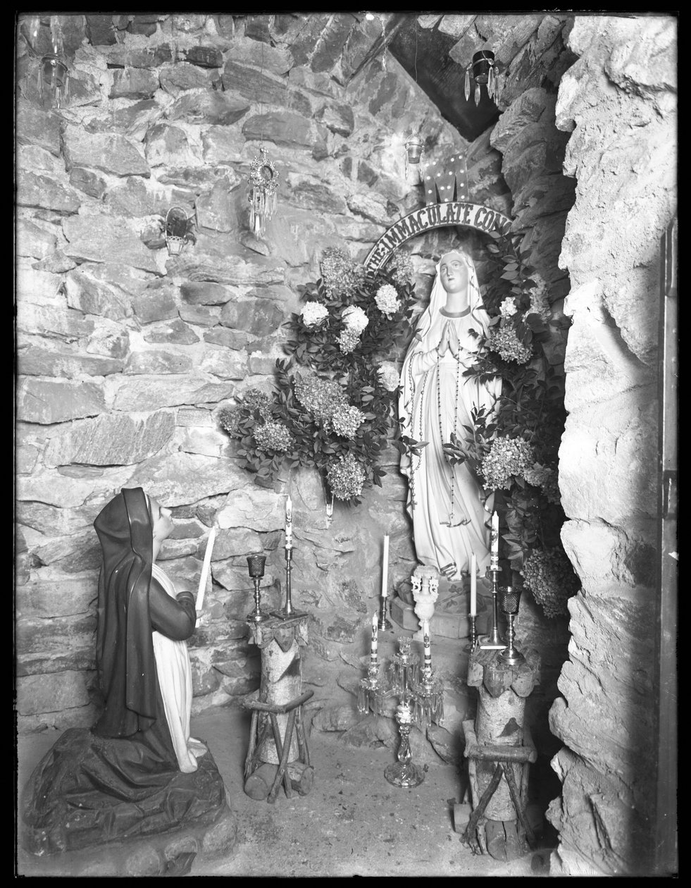 Grotte med helligdom til Jomfru Maria, Seton Hospital, Spuyten Duyvil, Bronx, 2. november 1914 af William Davis Hassler