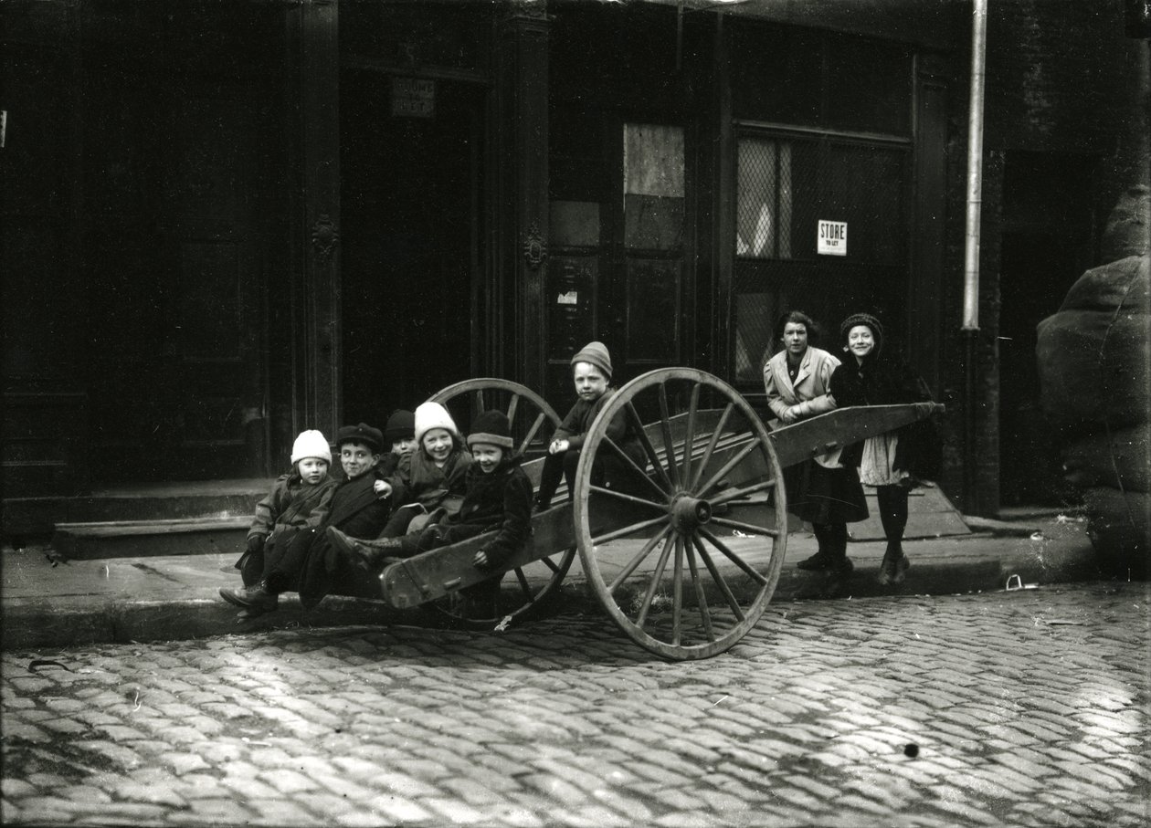 Gruppe af børn i vogn, med pige og kvinde bagved, ca. 1910-21 af William Davis Hassler