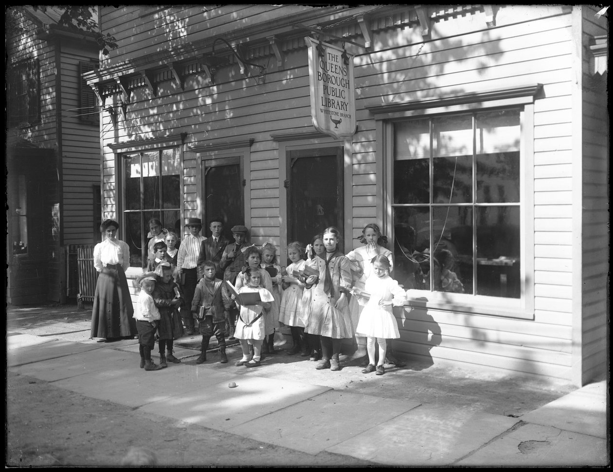 Gruppe af børn uden for Whitestone-afdelingen af det offentlige bibliotek i Queens Borough Public Library, ca. 1912 af William Davis Hassler
