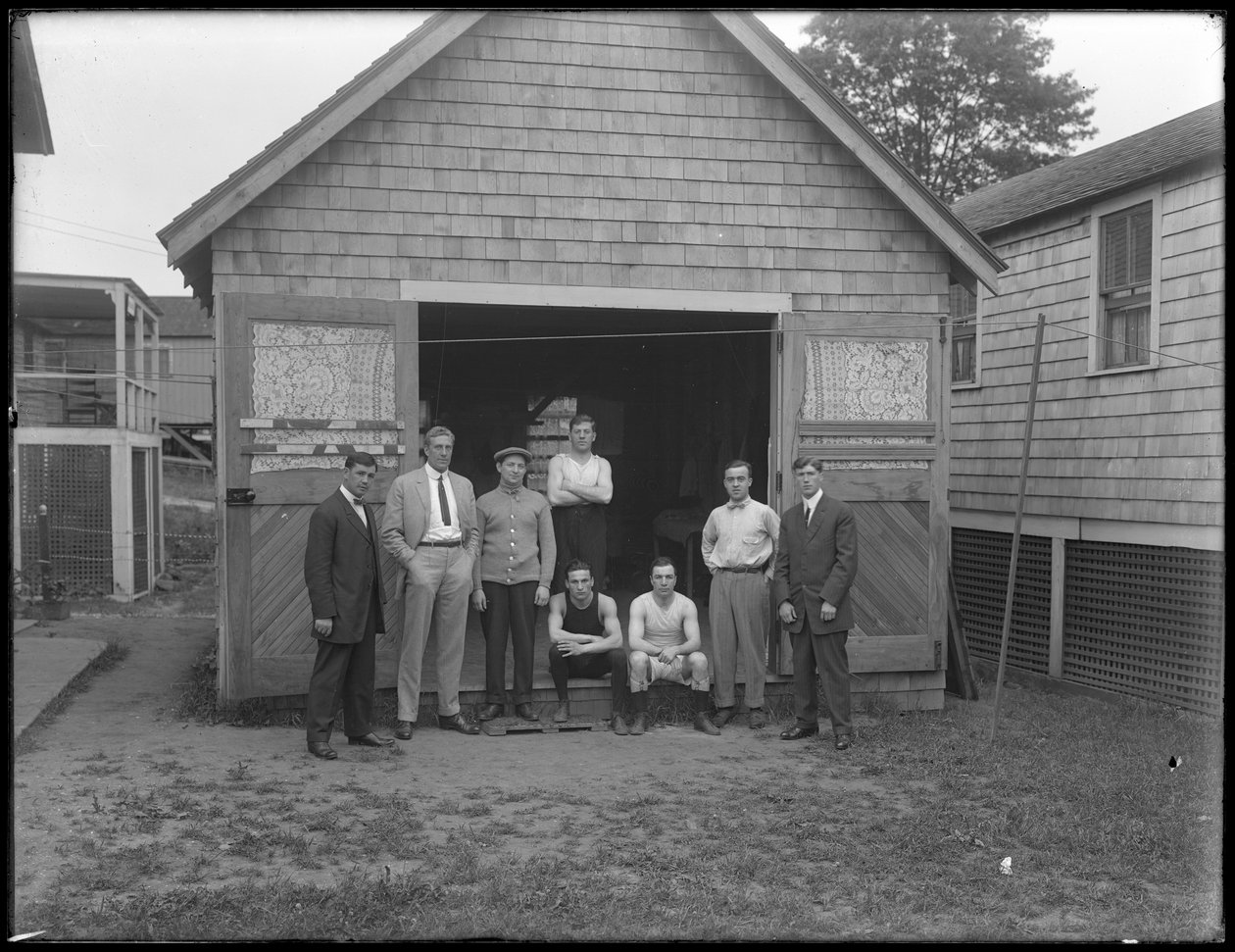Gruppeportræt af den engelske bokser William Thomas Wells (Bombardier Billy Wells), Jim Maloney og 