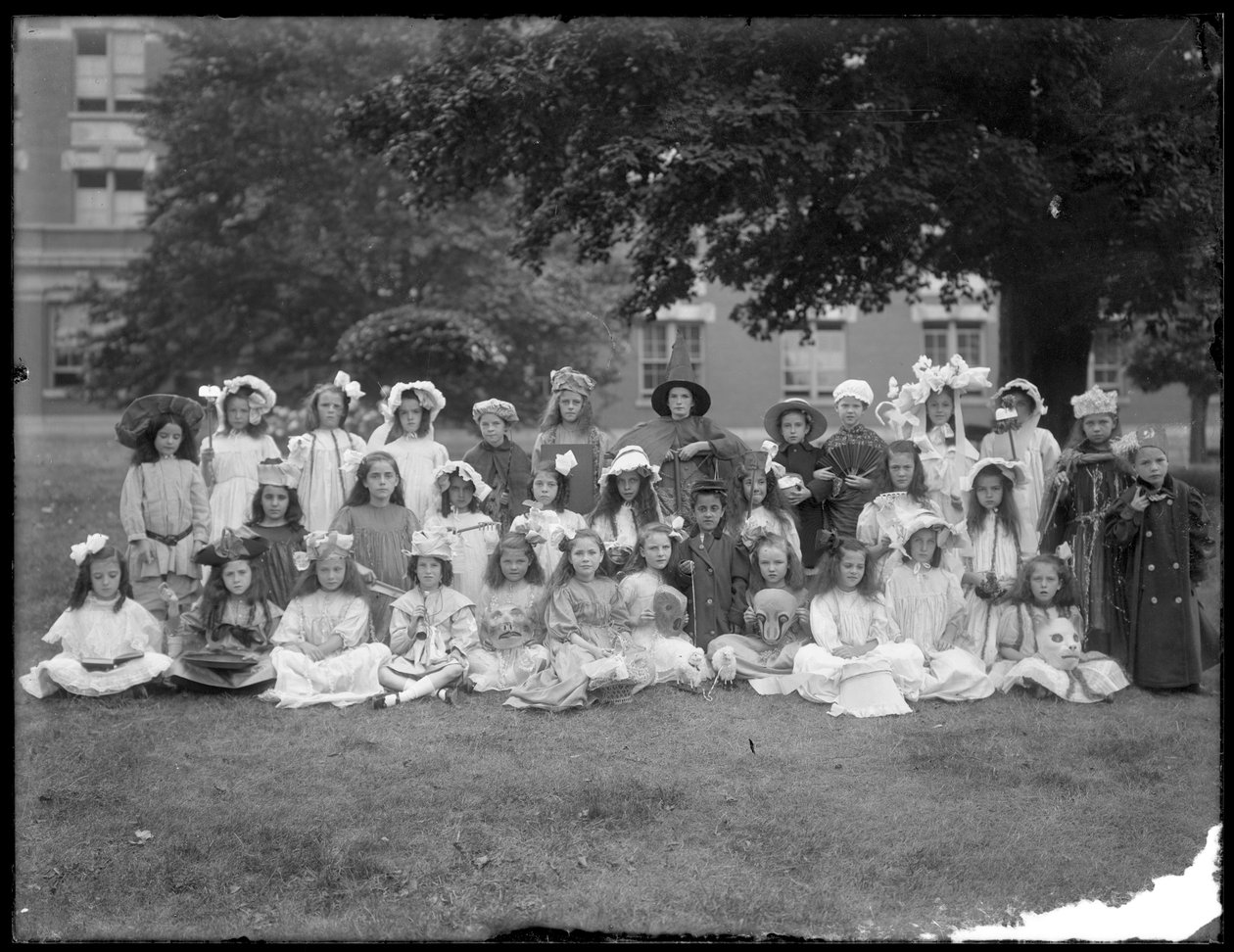 Gruppeportræt af børn fra det romersk-katolske forældreløse asyl, Kingsbridge, Bronx, i fancy kjole til en Mother Goose-fest, ca. 1910 af William Davis Hassler