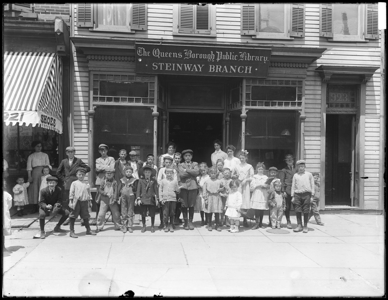 Gruppeportræt af børn foran Steinway-afdelingen af Queens Borough Public Library, ca. 1910 af William Davis Hassler