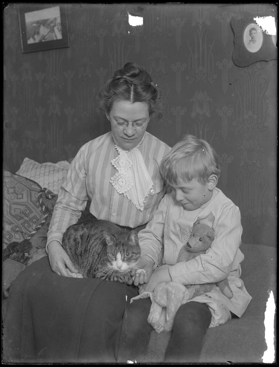 Harriet E. Hassler og William Gray Hassler, siddende med tabby kat (Reddy) og bamse, ca. 1911 af William Davis Hassler