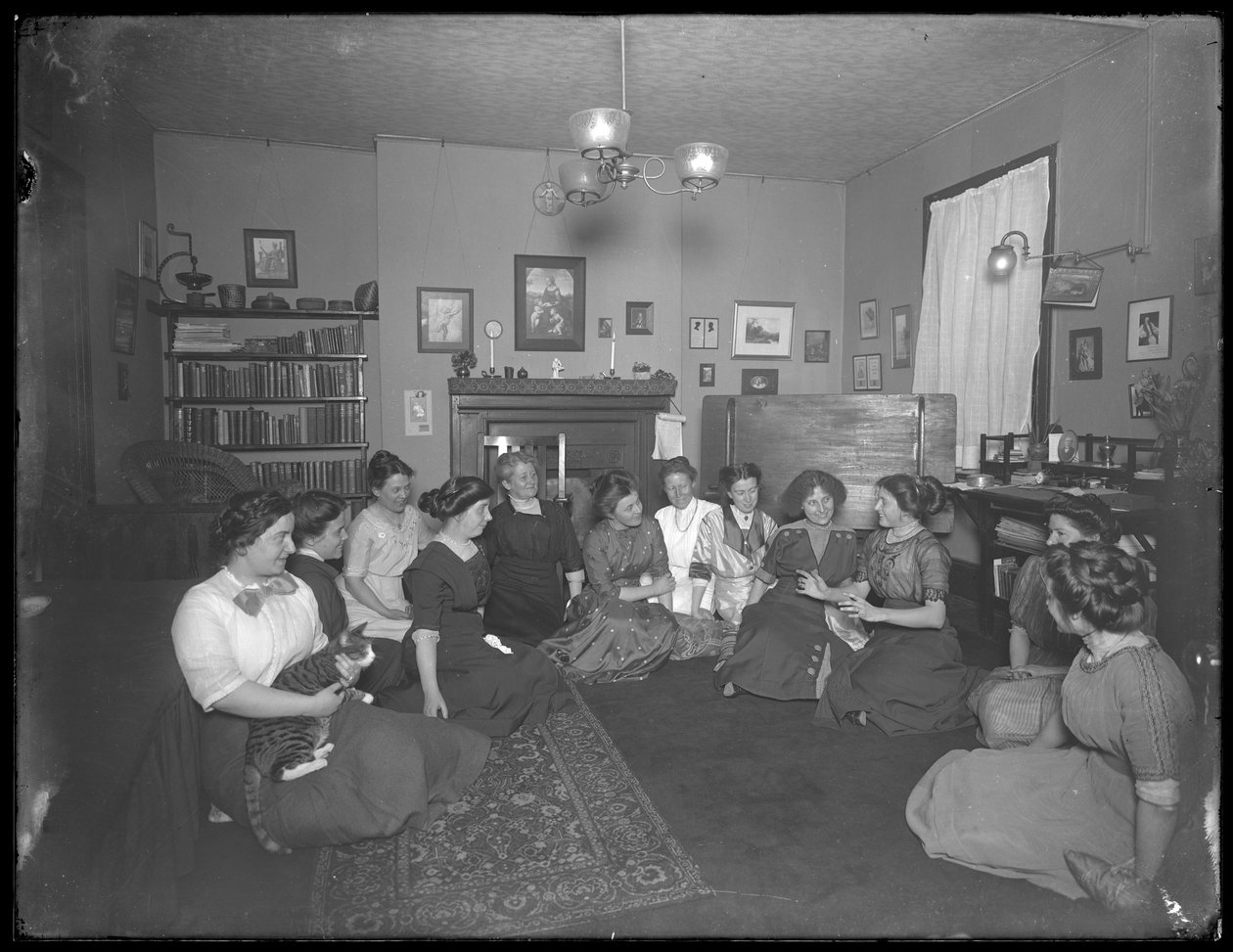 Harriet E. Hassler med en gruppe unge kvinder, 206 W. 13th Street, New York, ca. 1912 af William Davis Hassler
