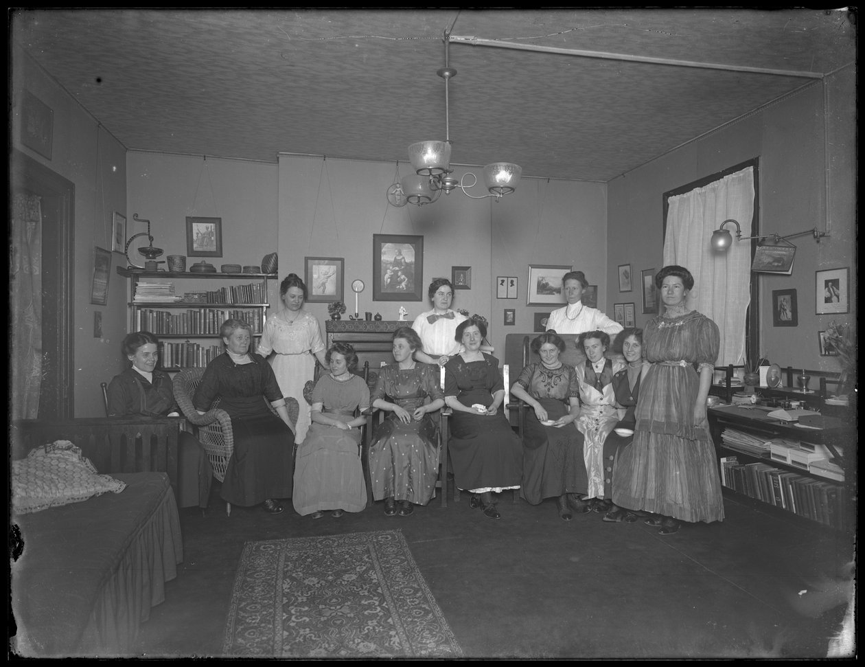 Harriet E. Hassler med en gruppe unge kvinder, 206 W. 13th Street, ca. 1912 af William Davis Hassler