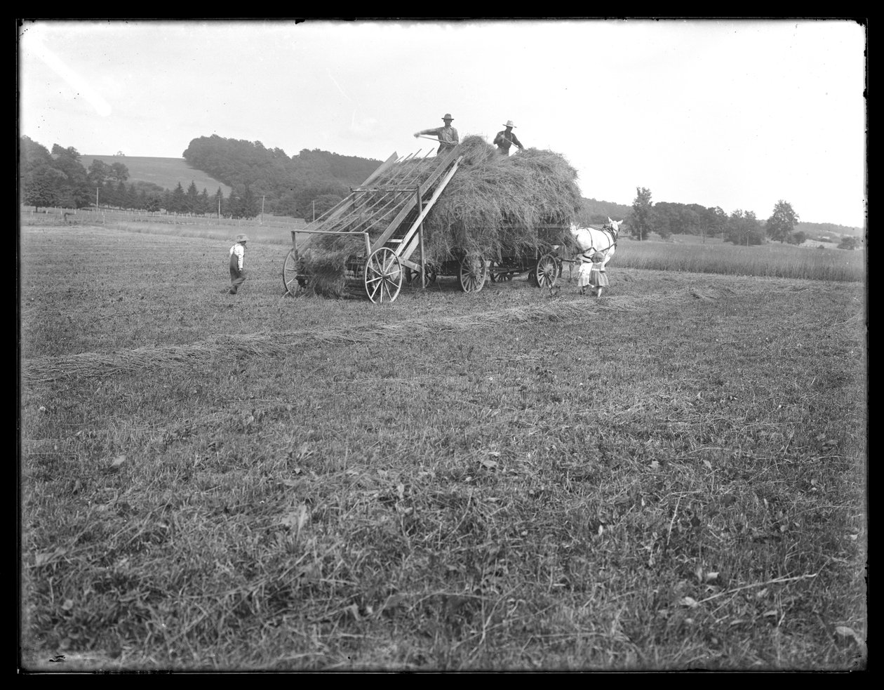 Høvogn, landarbejdere og børn, viser apparater til at løfte høet, McCready Farm, Crawford County, Pennsylvania, ca. 1913 af William Davis Hassler