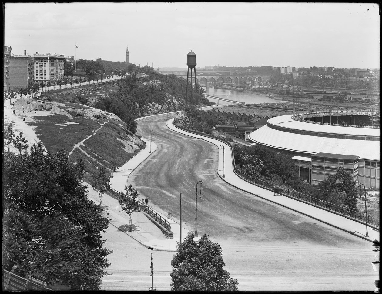 Højvinklet udsigt over Harlem River Drive, der løber forbi Polo Grounds, New York City, ca. 1914 af William Davis Hassler