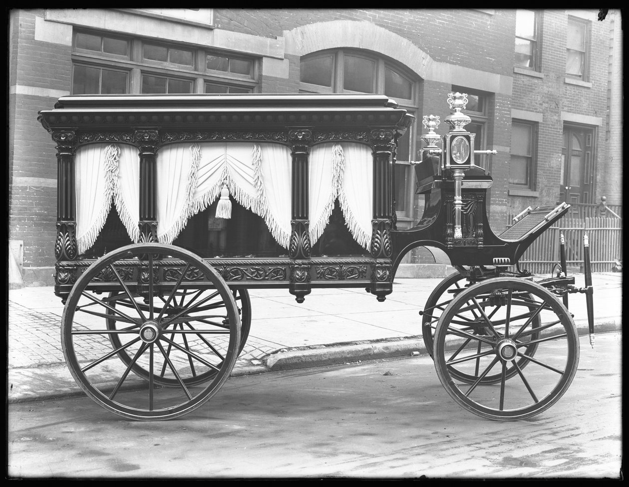 Hestetrukne ligvogne tilhørende F.S. York, parkeret på W. 145th Street (eller E. 145th Street), New York City, 1. december 1914 af William Davis Hassler