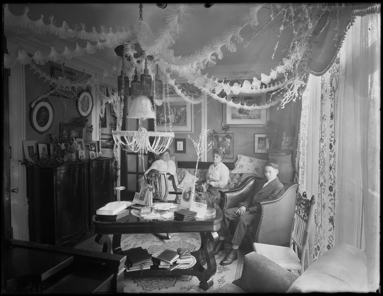 Interiør af Mr. og Mrs. William Mill Butlers bolig, dekoreret til jul, 4. januar 1917 af William Davis Hassler