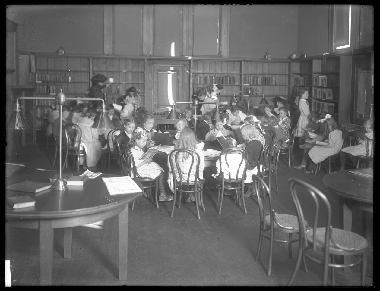 Indvendigt billede af en uidentificeret filial af Queens Borough Public Library, ca. 1910 af William Davis Hassler