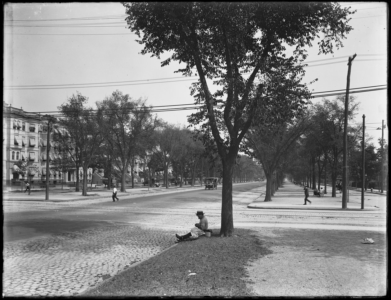 Mand i halmsejler med madspand, Eastern Parkway ved Nostrand Avenue, Brooklyn, 31. august 1914 af William Davis Hassler