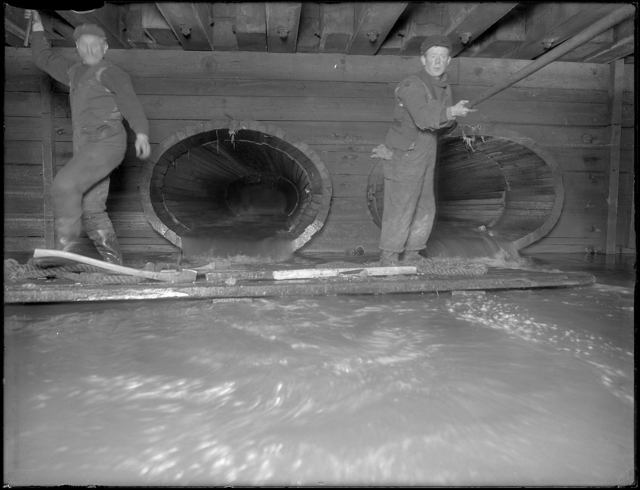 Mænd, der arbejder i W. 129th Street sewer, New York, ca. 1911 af William Davis Hassler