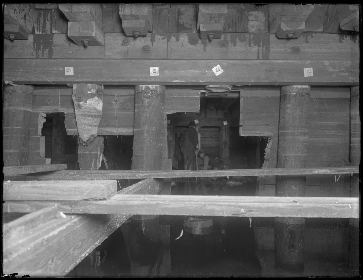 Mænd arbejder i kloakken på W. 129th Street, New York, ca. 1911 af William Davis Hassler