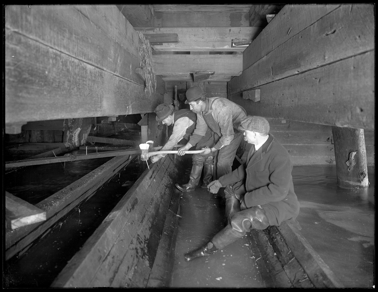 Mænd, der arbejder i W. 129th Street sewer, New York, ca. 1911 af William Davis Hassler