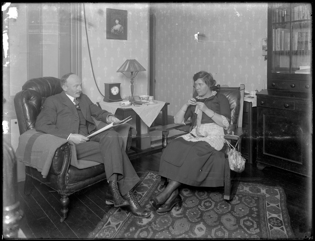 Mr. og Mrs. Austin Norris i uidentificeret stue, ca. 1912 af William Davis Hassler