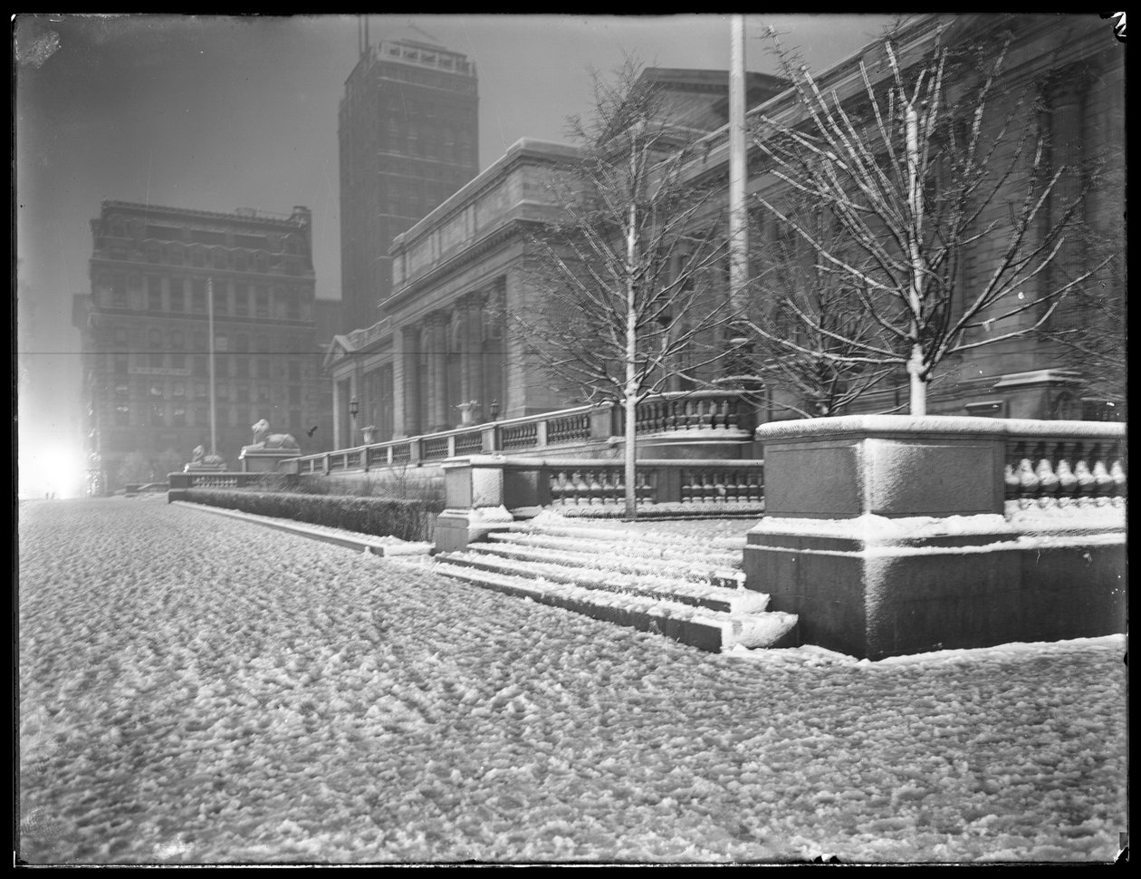 Natbillede af Fifth Avenue facaden af hovedgrenen af New York Public Library i sneen, 42nd Street og Fifth Avenue, New York City, 6. marts 1915 af William Davis Hassler
