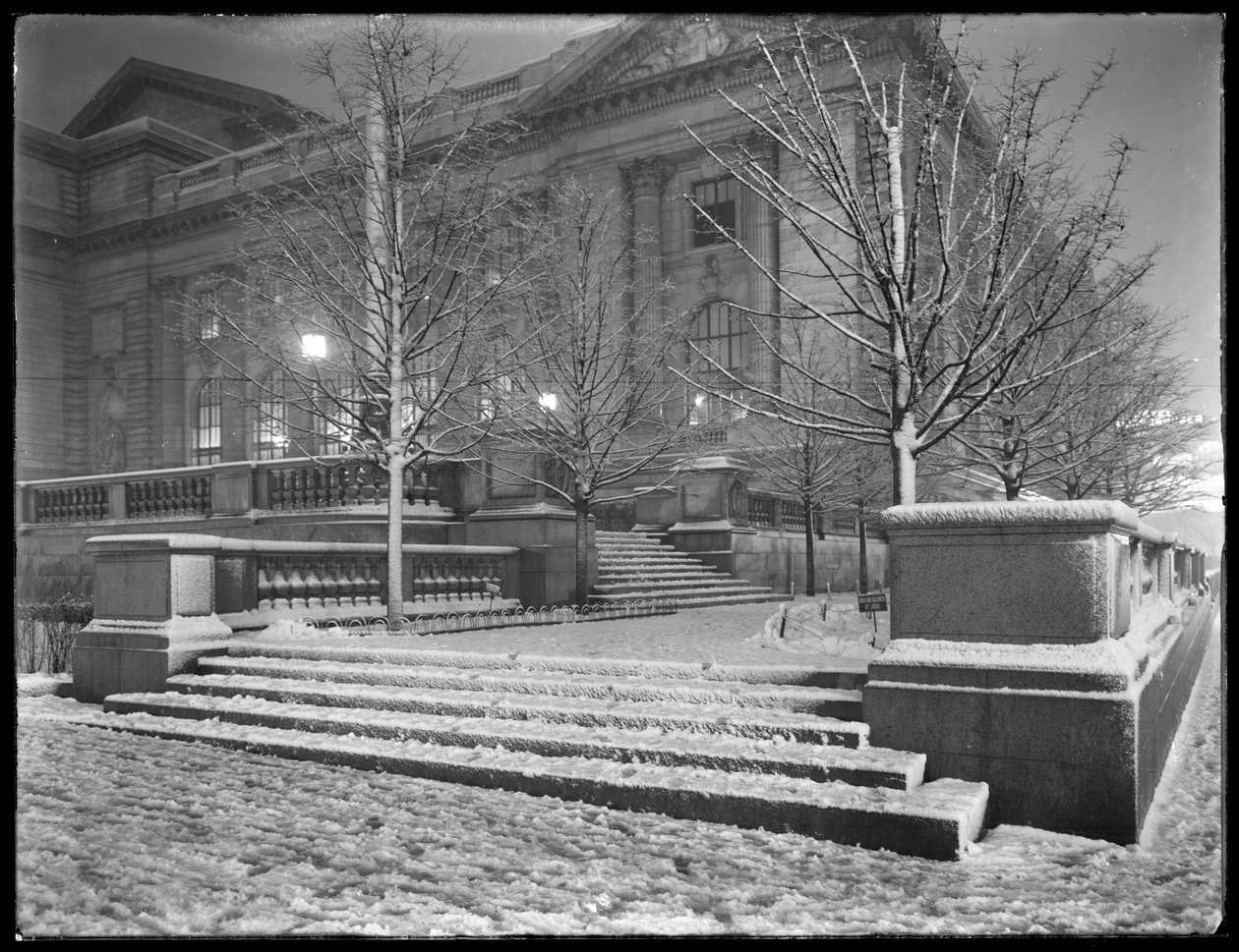 Nattesyn af det nordøstlige hjørne af trappen uden for hovedgrenen af New York Public Library i sneen, 42nd Street og Fifth Avenue, New York City, 6. marts 1915 af William Davis Hassler