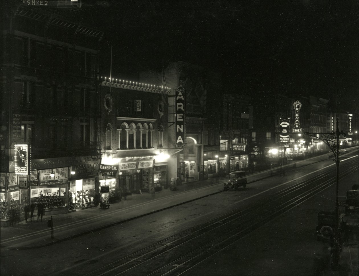 Nattefoto af sydsiden af 23rd Street mellem Sixth og Seventh Avenue, ca. 1916-17 af William Davis Hassler