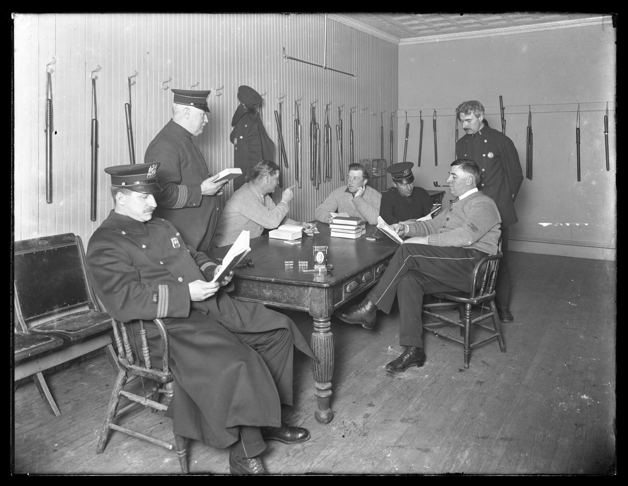 Betjente slapper af på en uidentificeret politistation, ca. 1913-14 af William Davis Hassler