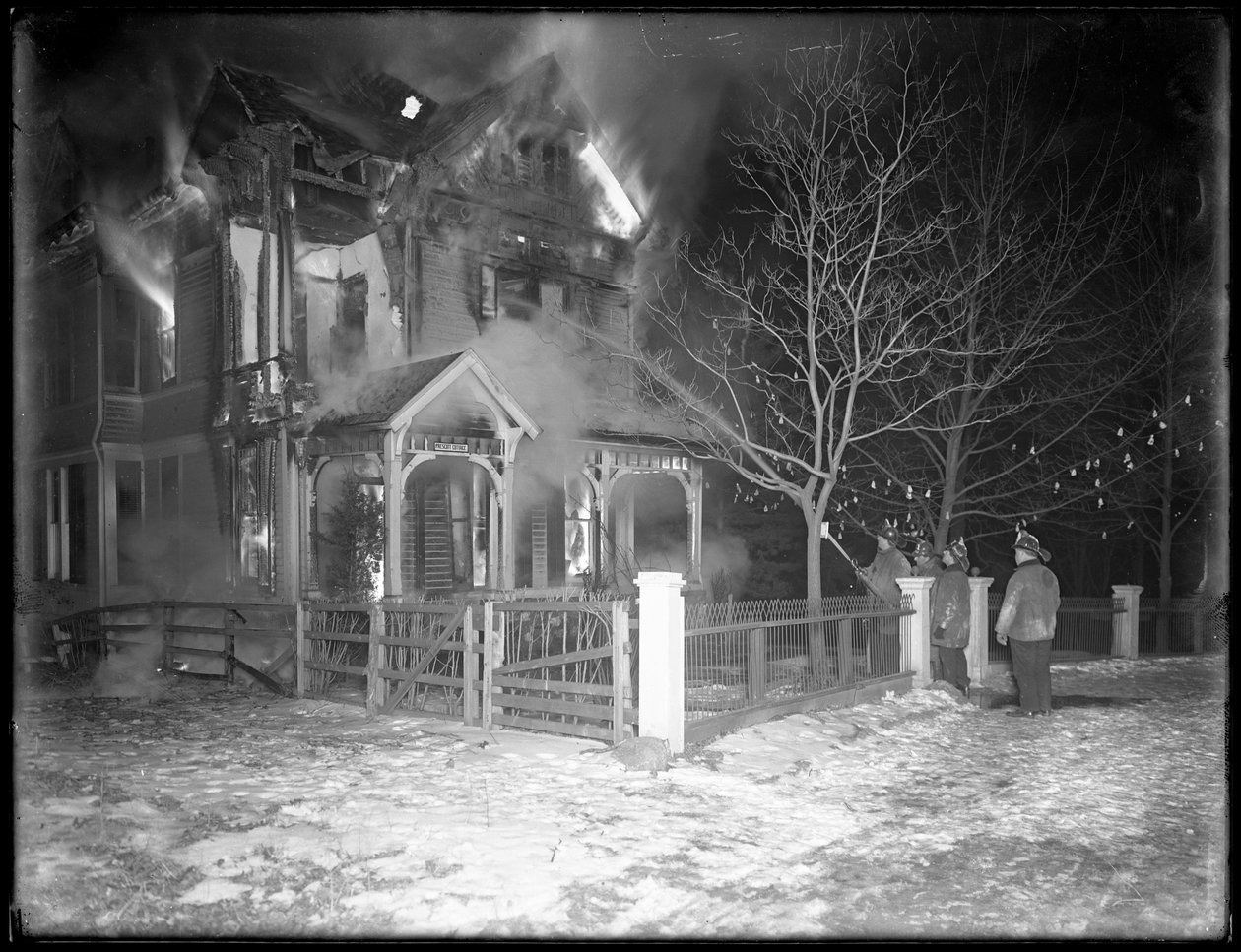 Prescott Cottage brand om natten, Inwood Hill, 1914 af William Davis Hassler