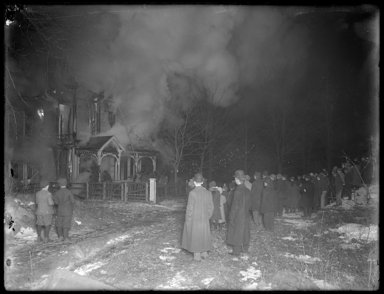 Prescott Cottage brand om natten, Inwood Hill, 1914 af William Davis Hassler