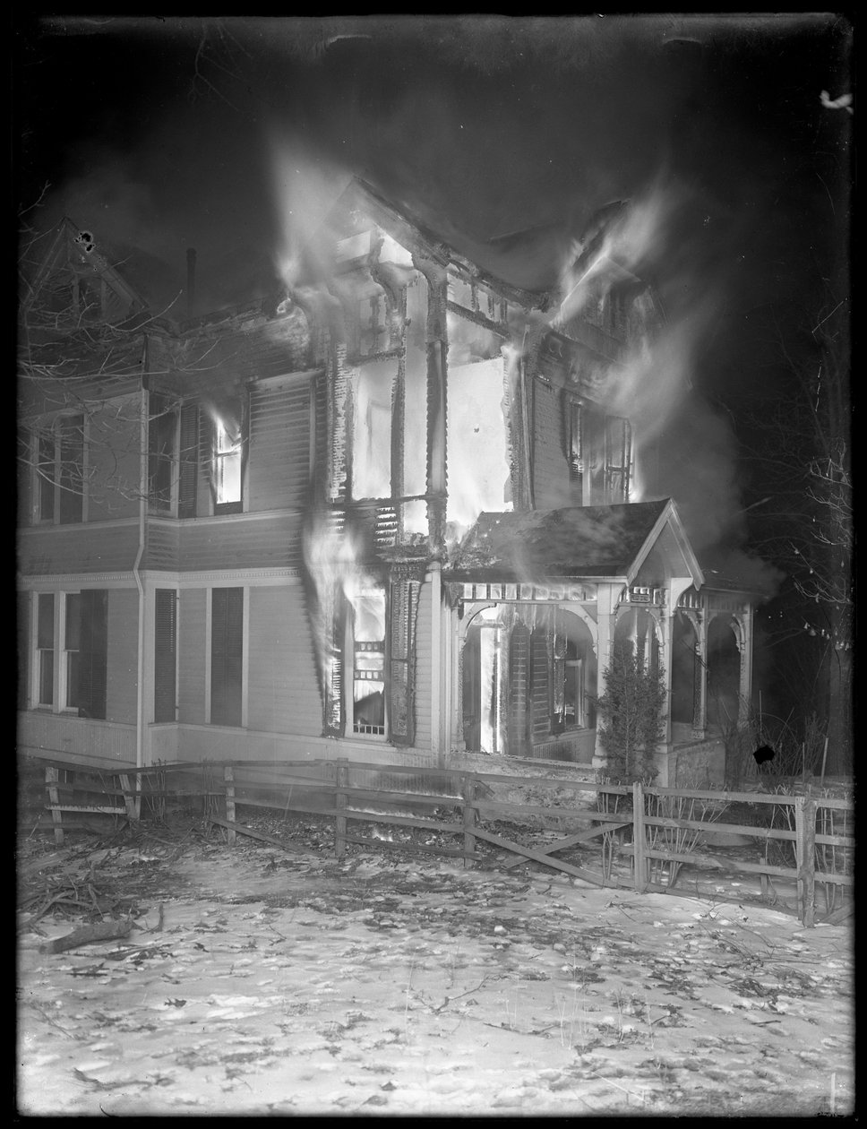 Prescott Cottage brand om natten, Inwood Hill, 1914 af William Davis Hassler