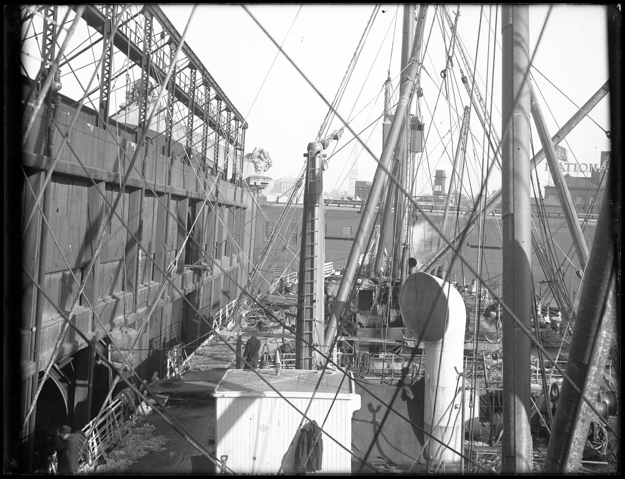 R.M.S. Carpathia lastning ved Pier 54 N.R., 1912 af William Davis Hassler