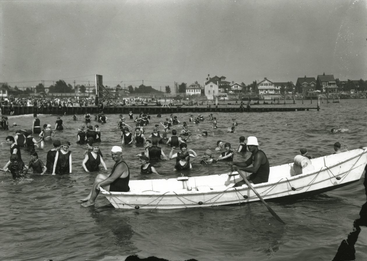 Robåd og svømmere i vandet, Coney Island, ca. 1910-21 af William Davis Hassler