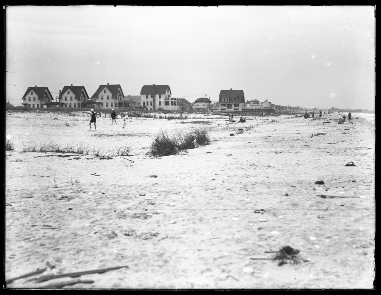 Anden halvdel af en panoramaudsigt over grunde ved havet og stranden, Belle Harbor, Queens, 11. juli 1915 af William Davis Hassler