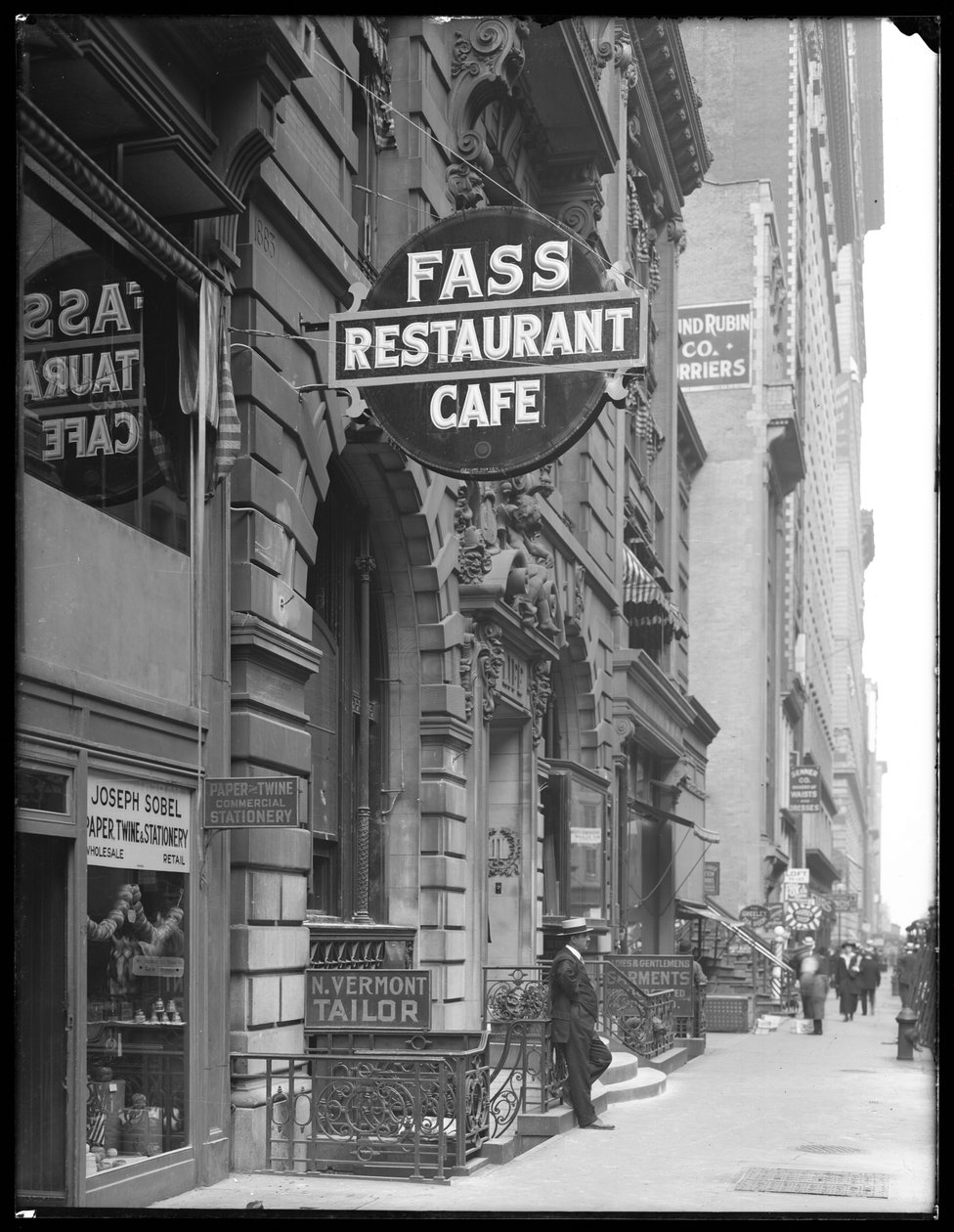 Skilt til Fass Café, 19 W. 31st Street, New York City, 14. juni 1916 af William Davis Hassler