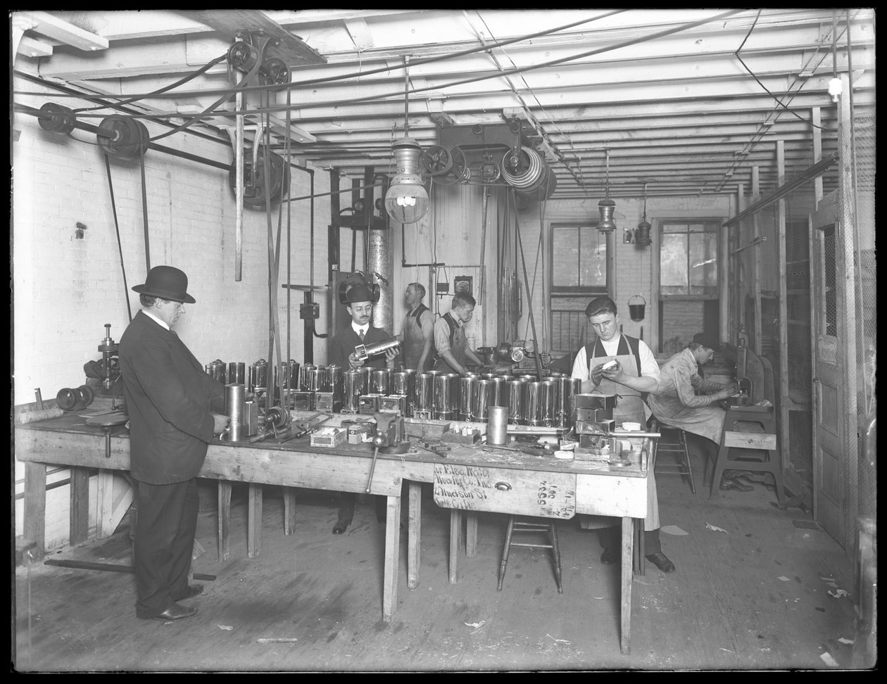 Værksted på sjette sal, Geyser Electric Water Heater Company, 42 Hudson Street, New York City, 31. december 1914 af William Davis Hassler